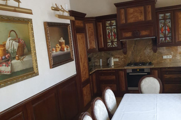 Отдельно стоящее здание в историческом центре Львова